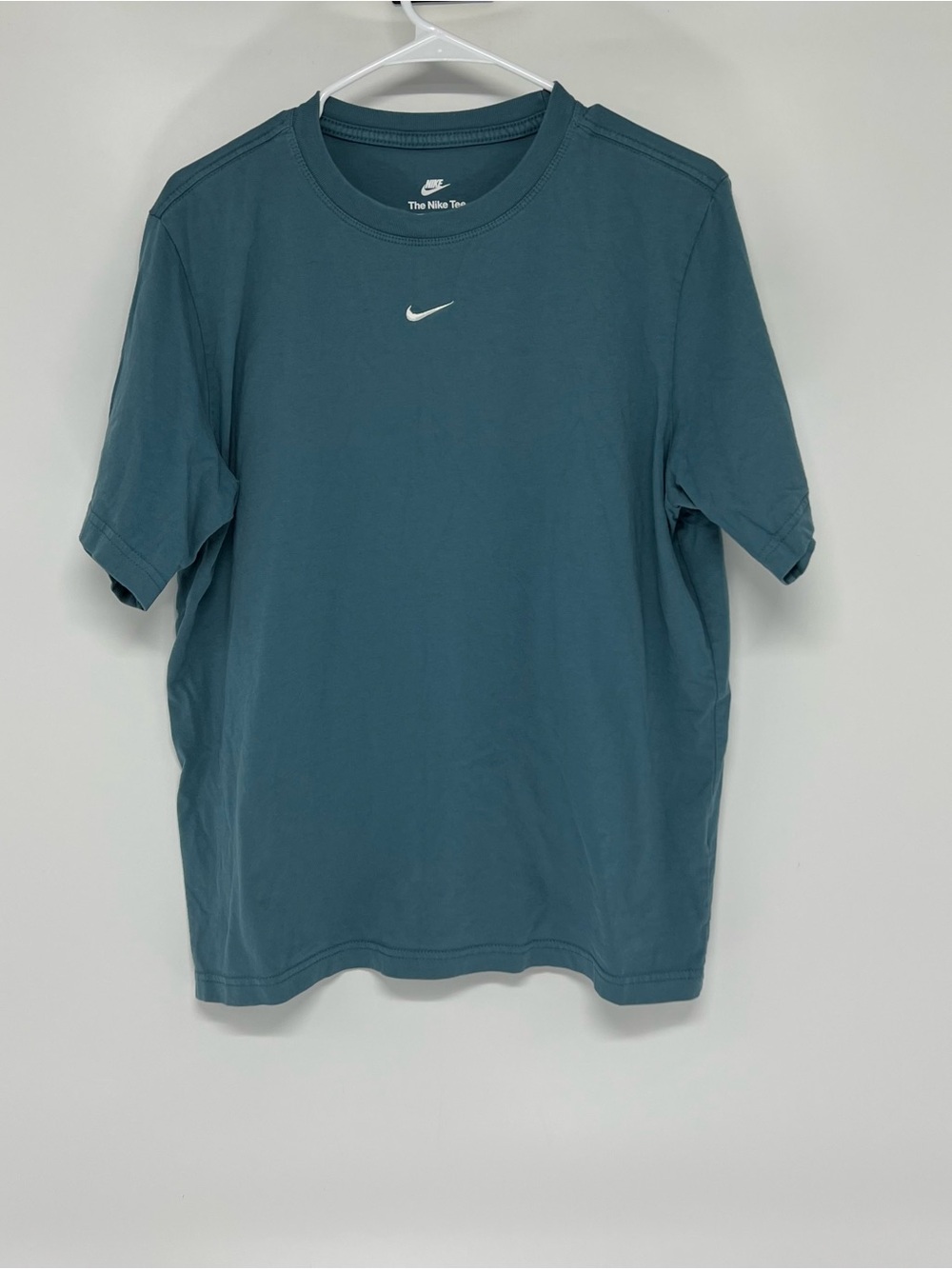 The Nike tee shirt men’s medium